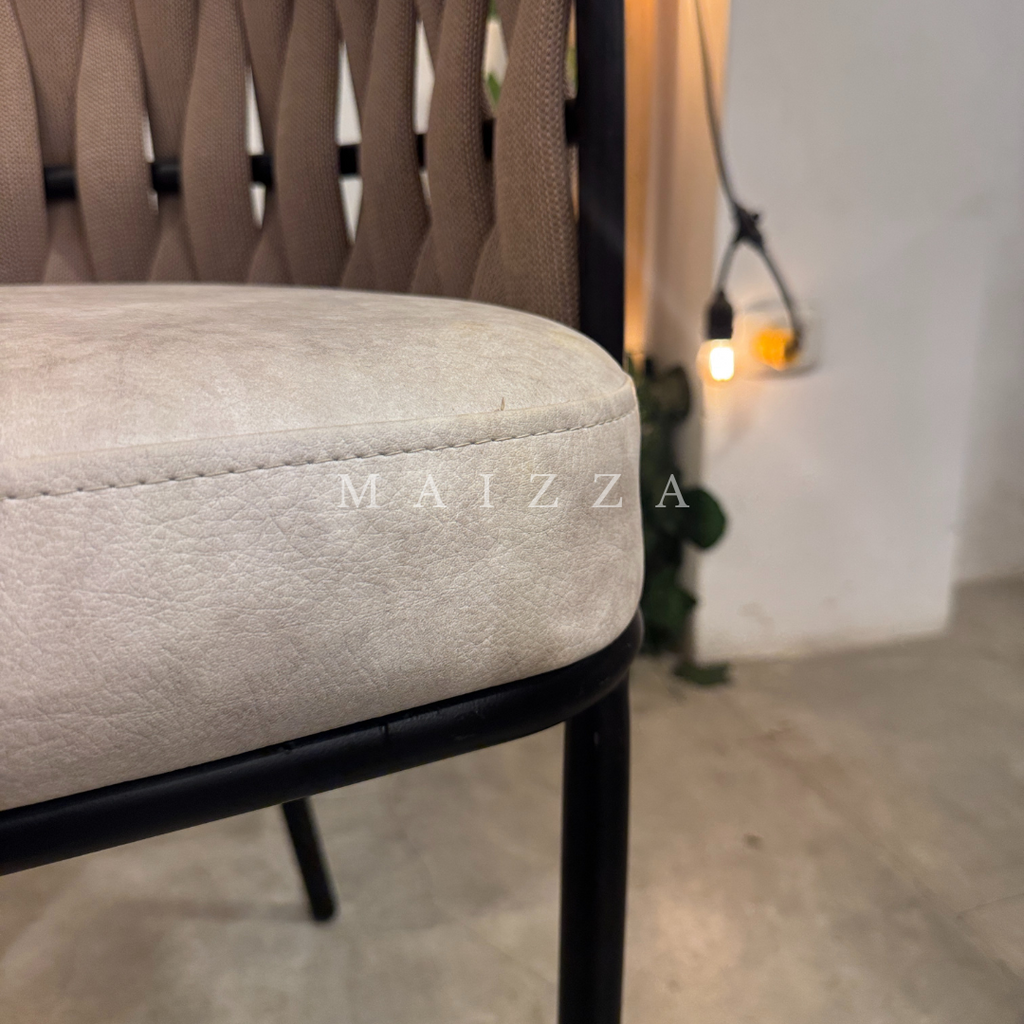 Silla - Modelo Trama